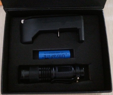 CREE LED  Zoomable Adjustable Flashlight with 18650 Battery & Charger Ki